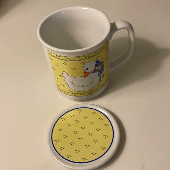 Vintage duck coffee mug with yellow lid coater. - Picture 2 of 6